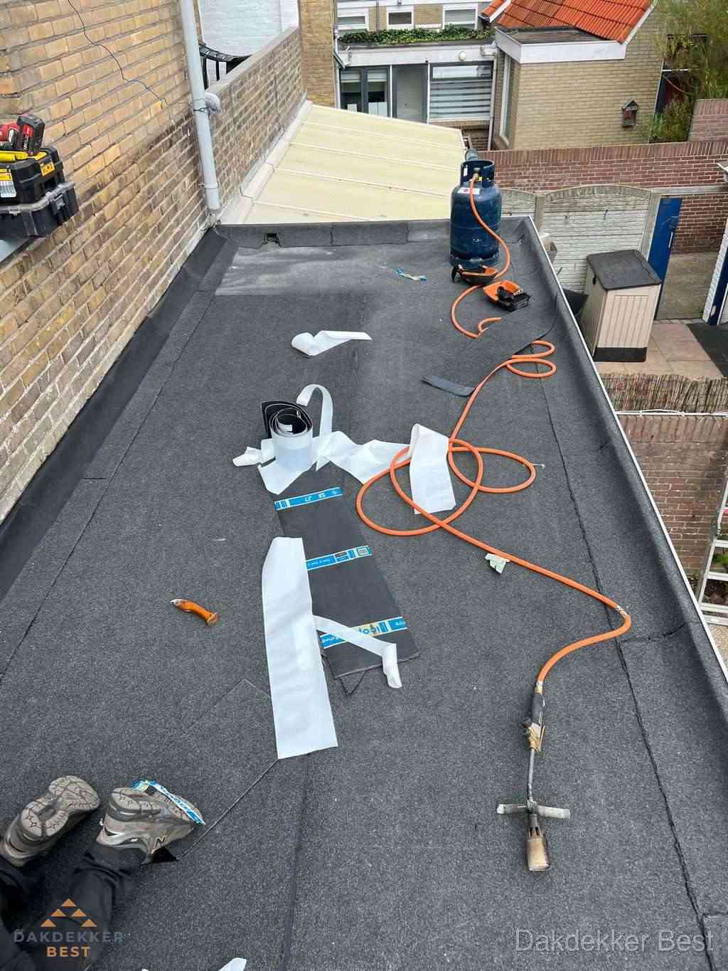 Dakdekker brengt EPDM dakbedekking aan op plat dak in Best Dakdekker brengt EPDM dakbedekking aan op plat dak in Best