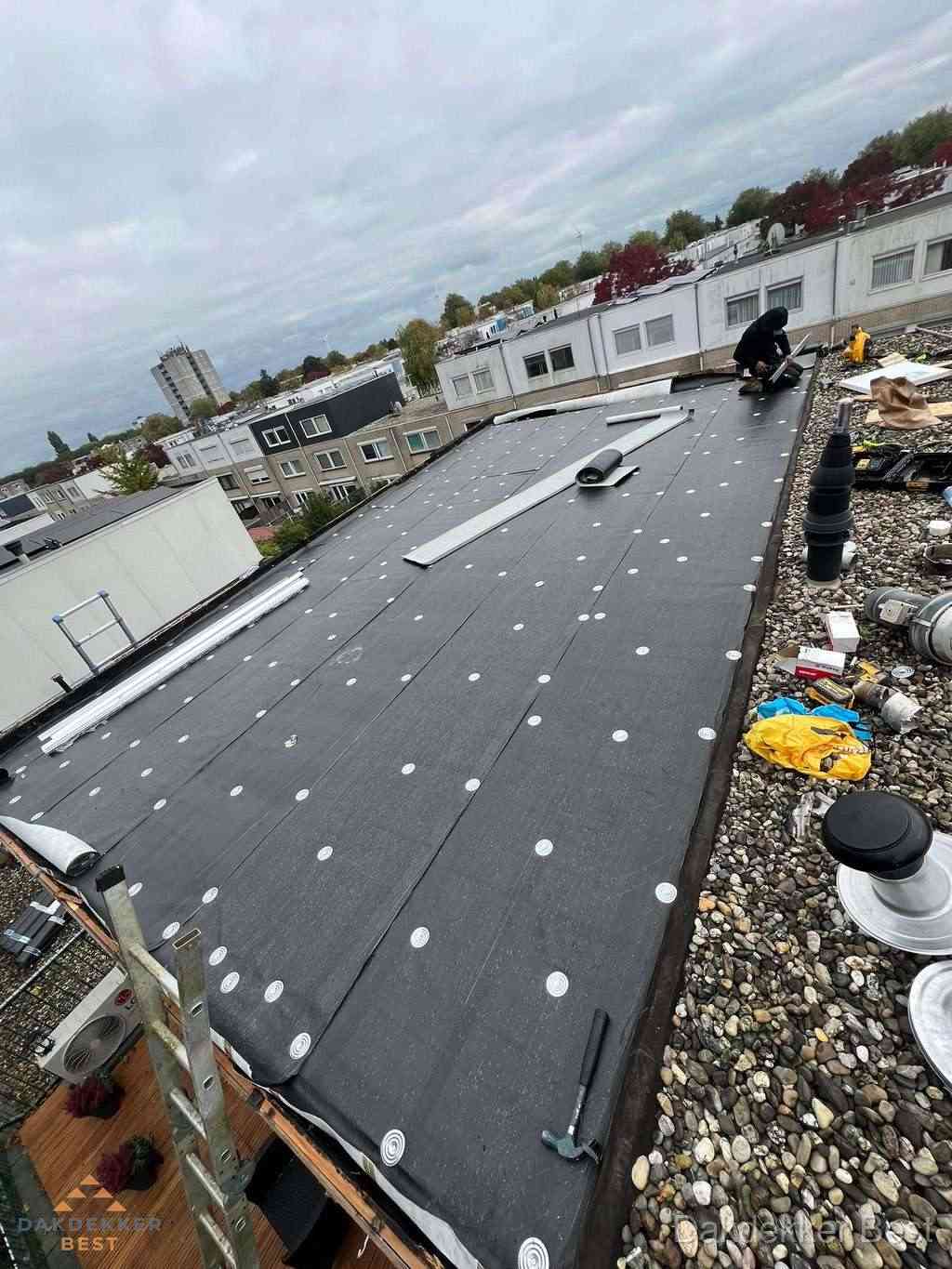 Dakleer vervangen op groot plat dak door dakdekker in Best Dakleer vervangen op groot plat dak door dakdekker in Best