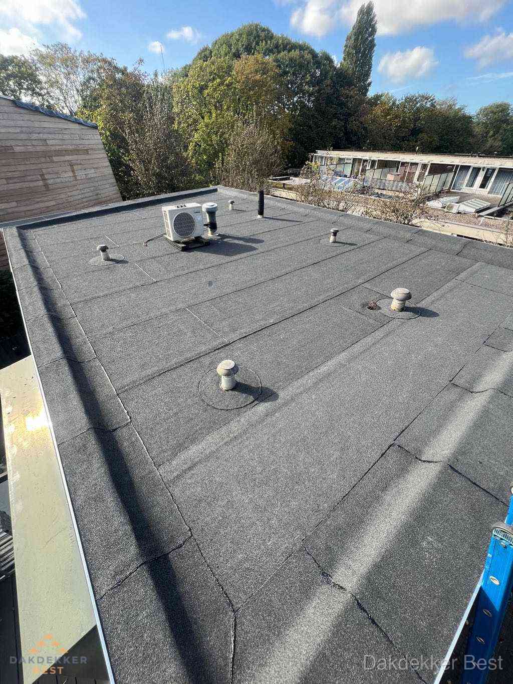 Plat dak met bitumen en brandgereedschap van dakdekkersbedrijf in Best Plat dak met bitumen en brandgereedschap van dakdekkersbedrijf in Best