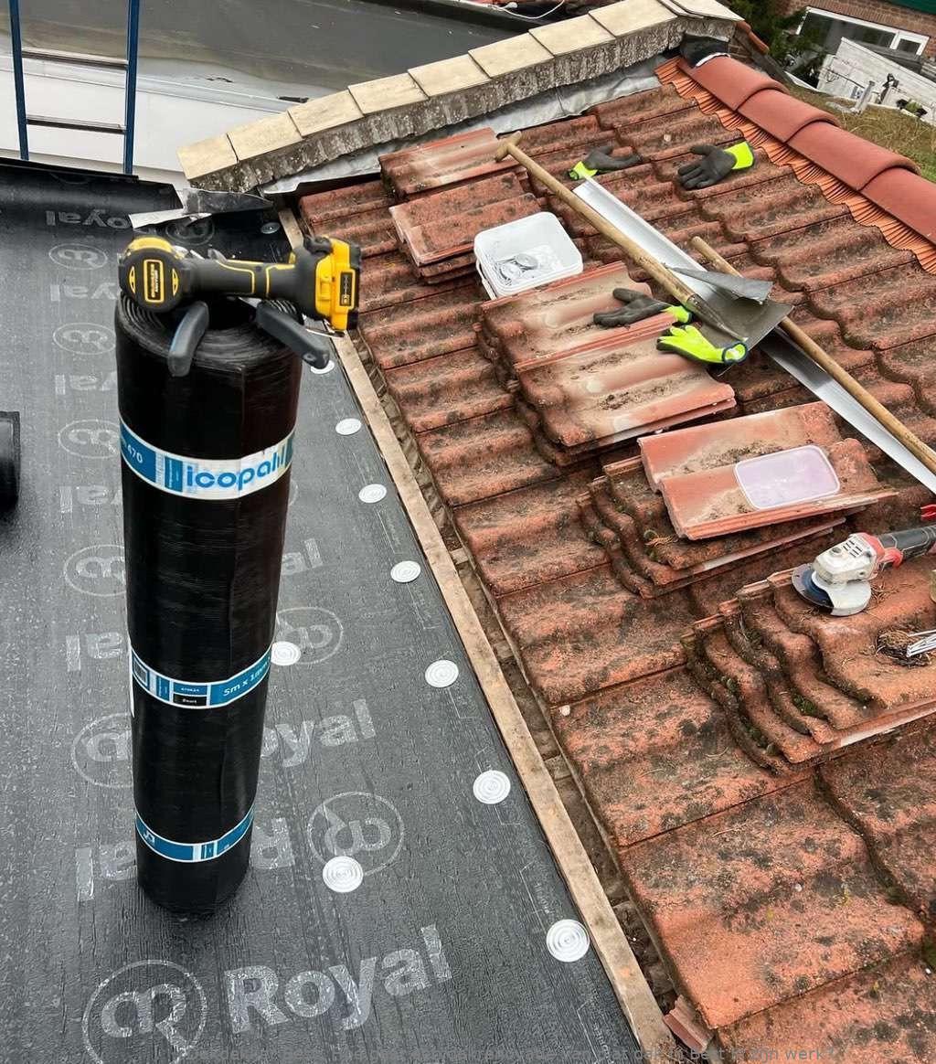 Hoe gaat een dakrenovatie van plat dak in Best in zijn werk?